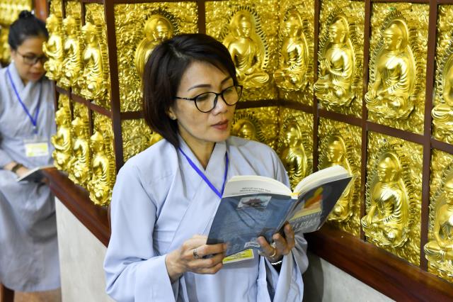 Thầy Nhật Từ trả lời các câu hỏi về bão lũ miền Trung trong khóa tu Ngày an lạc