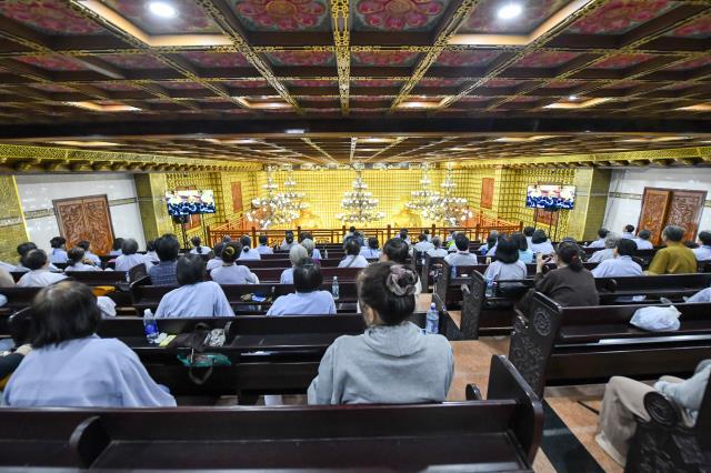 Thầy Nhật Từ trả lời các câu hỏi về bão lũ miền Trung trong khóa tu Ngày an lạc