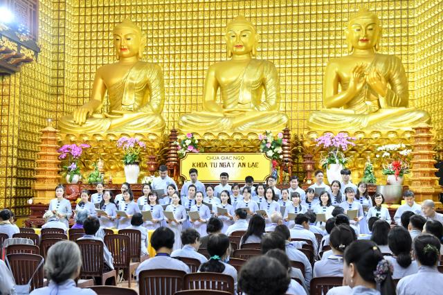 Thầy Nhật Từ trả lời các câu hỏi về bão lũ miền Trung trong khóa tu Ngày an lạc