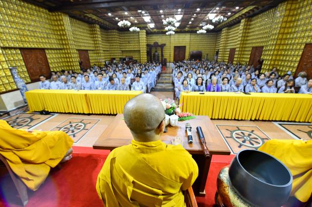 Thầy Nhật Từ trả lời các câu hỏi về bão lũ miền Trung trong khóa tu Ngày an lạc