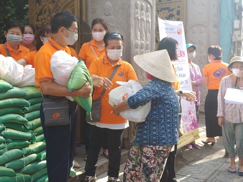 Vu Lan Ấm Áp: Quỹ ĐPNN Trao Tặng 300 Phần Quà Cho Người Có Hoàn Cảnh Khó Khăn