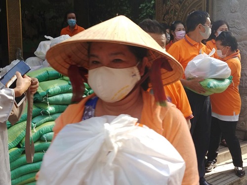Vu Lan Ấm Áp: Quỹ ĐPNN Trao Tặng 300 Phần Quà Cho Người Có Hoàn Cảnh Khó Khăn