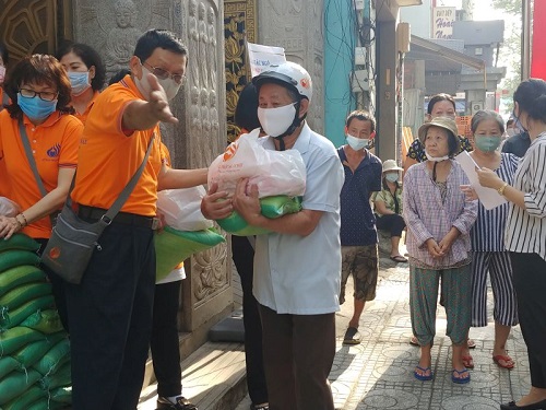 Vu Lan Ấm Áp: Quỹ ĐPNN Trao Tặng 300 Phần Quà Cho Người Có Hoàn Cảnh Khó Khăn