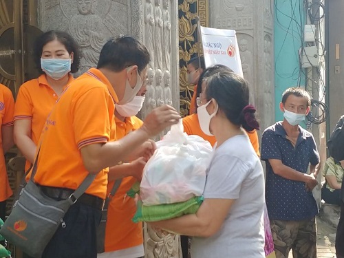 Vu Lan Ấm Áp: Quỹ ĐPNN Trao Tặng 300 Phần Quà Cho Người Có Hoàn Cảnh Khó Khăn