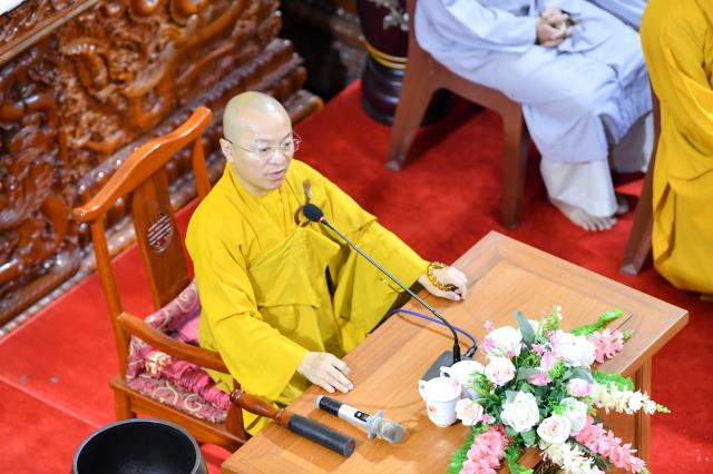 Thầy Nhật Từ trả lời các câu hỏi về bão lũ miền Trung trong khóa tu Ngày an lạc