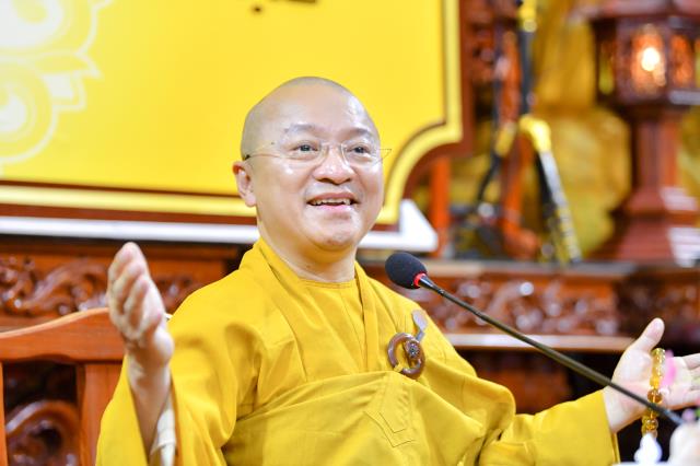 Thầy Nhật Từ trả lời các câu hỏi về bão lũ miền Trung trong khóa tu Ngày an lạc