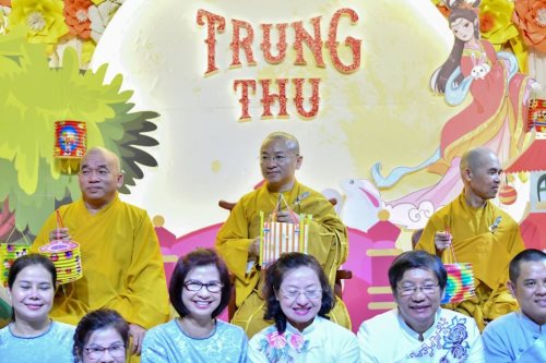 Tết Trông Trăng Tràn Ngập Yêu Thương Tại Chùa Giác Ngộ