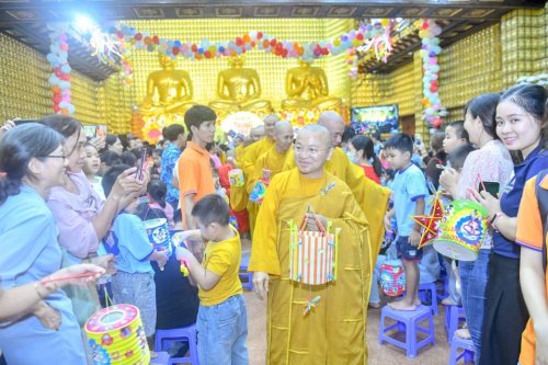 Tết Trông Trăng Tràn Ngập Yêu Thương Tại Chùa Giác Ngộ