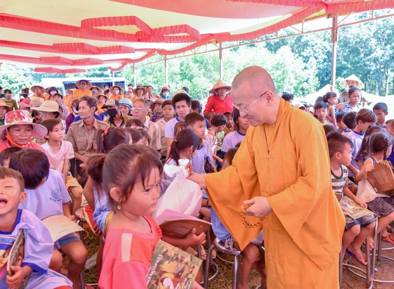 Quỹ Đạo Phật Ngày Nay Tặng Quà Cho 200 Trẻ Em &amp; 183 Hộ Gia Đình “Tổ Ấm Từ Bi” Tại Tây Ninh