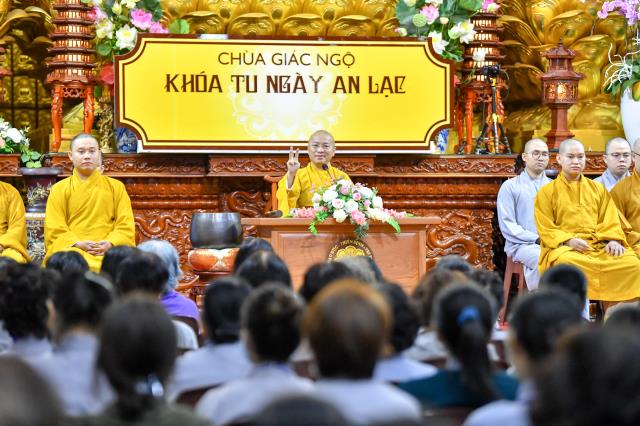 Thầy Nhật Từ trả lời các câu hỏi về bão lũ miền Trung trong khóa tu Ngày an lạc