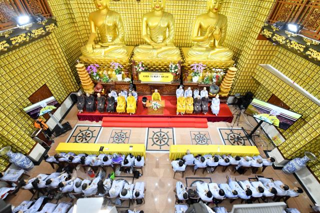 Thầy Nhật Từ trả lời các câu hỏi về bão lũ miền Trung trong khóa tu Ngày an lạc