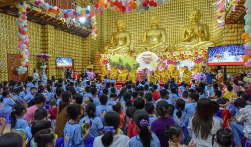 Tết Trông Trăng Tràn Ngập Yêu Thương Tại Chùa Giác Ngộ