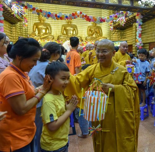 Tết Trông Trăng Tràn Ngập Yêu Thương Tại Chùa Giác Ngộ