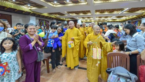 Tết Trông Trăng Tràn Ngập Yêu Thương Tại Chùa Giác Ngộ