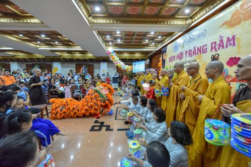 Tết Trông Trăng Tràn Ngập Yêu Thương Tại Chùa Giác Ngộ