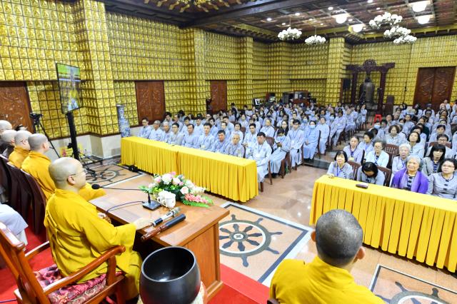 Thầy Nhật Từ trả lời các câu hỏi về bão lũ miền Trung trong khóa tu Ngày an lạc