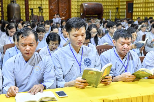 Thầy Nhật Từ trả lời các câu hỏi về bão lũ miền Trung trong khóa tu Ngày an lạc