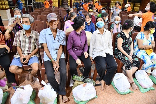 Vu Lan Ấm Áp: Quỹ ĐPNN Trao Tặng 300 Phần Quà Cho Người Có Hoàn Cảnh Khó Khăn