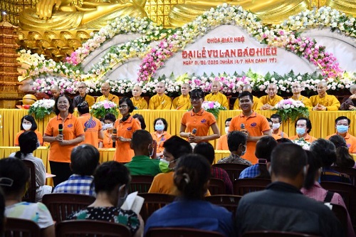 Vu Lan Ấm Áp: Quỹ ĐPNN Trao Tặng 300 Phần Quà Cho Người Có Hoàn Cảnh Khó Khăn