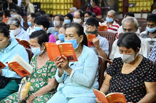 Vu Lan Ấm Áp: Quỹ ĐPNN Trao Tặng 300 Phần Quà Cho Người Có Hoàn Cảnh Khó Khăn
