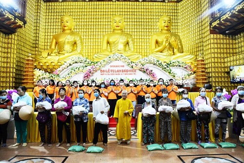 Vu Lan Ấm Áp: Quỹ ĐPNN Trao Tặng 300 Phần Quà Cho Người Có Hoàn Cảnh Khó Khăn