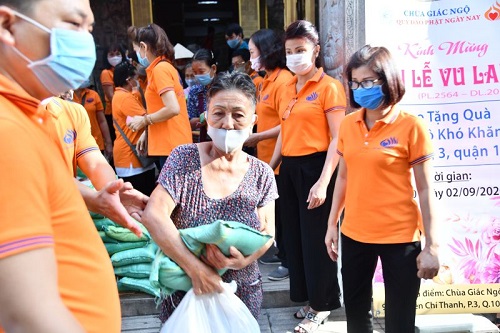 Vu Lan Ấm Áp: Quỹ ĐPNN Trao Tặng 300 Phần Quà Cho Người Có Hoàn Cảnh Khó Khăn