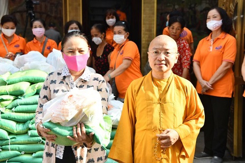 Vu Lan Ấm Áp: Quỹ ĐPNN Trao Tặng 300 Phần Quà Cho Người Có Hoàn Cảnh Khó Khăn