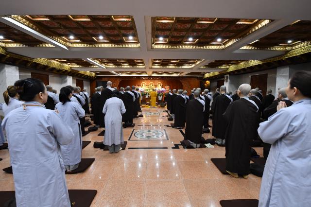 Hành giả sám pháp địa xúc trong khóa tu &quot;Xuất gia gieo duyên&quot; (lần 7) tại chùa Giác Ngộ