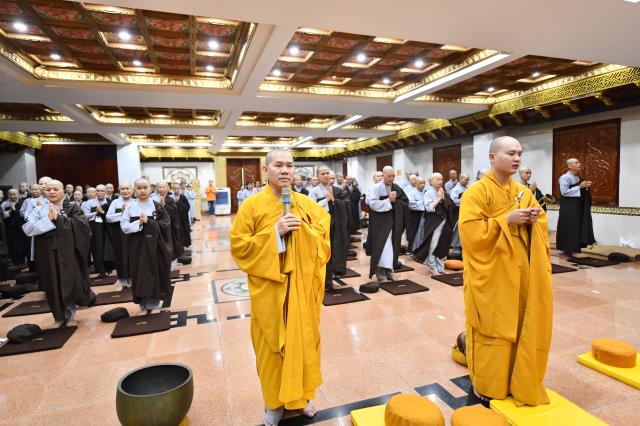 Hành giả sám pháp địa xúc trong khóa tu &quot;Xuất gia gieo duyên&quot; (lần 7) tại chùa Giác Ngộ