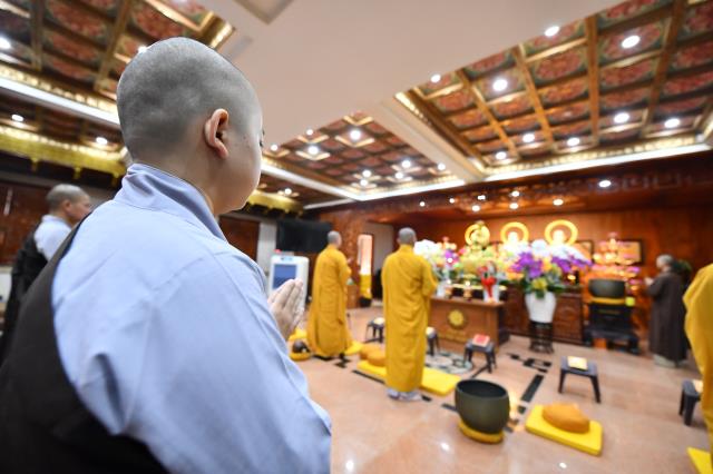 Hành giả sám pháp địa xúc trong khóa tu &quot;Xuất gia gieo duyên&quot; (lần 7) tại chùa Giác Ngộ