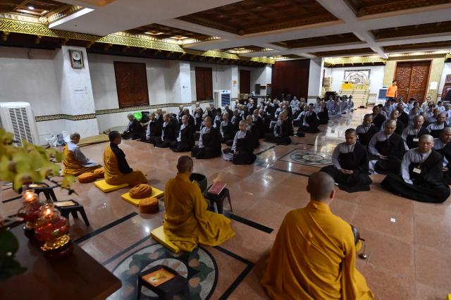 Hành giả sám pháp địa xúc trong khóa tu &quot;Xuất gia gieo duyên&quot; (lần 7) tại chùa Giác Ngộ