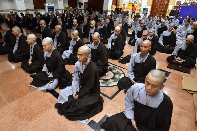 Hành giả sám pháp địa xúc trong khóa tu &quot;Xuất gia gieo duyên&quot; (lần 7) tại chùa Giác Ngộ