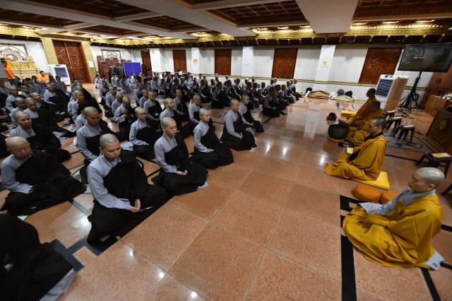 Hành giả sám pháp địa xúc trong khóa tu &quot;Xuất gia gieo duyên&quot; (lần 7) tại chùa Giác Ngộ