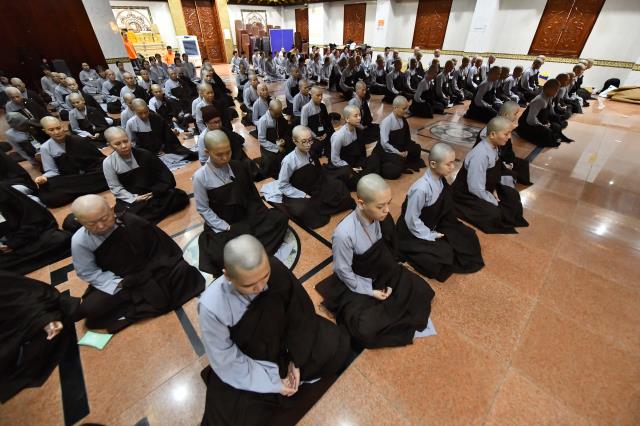 Hành giả sám pháp địa xúc trong khóa tu &quot;Xuất gia gieo duyên&quot; (lần 7) tại chùa Giác Ngộ
