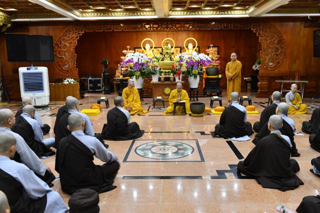 Hành giả sám pháp địa xúc trong khóa tu &quot;Xuất gia gieo duyên&quot; (lần 7) tại chùa Giác Ngộ