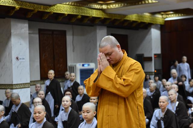 Hành giả sám pháp địa xúc trong khóa tu &quot;Xuất gia gieo duyên&quot; (lần 7) tại chùa Giác Ngộ