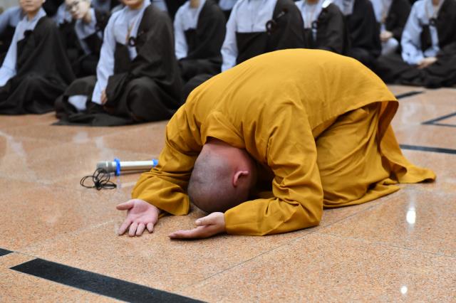 Hành giả sám pháp địa xúc trong khóa tu &quot;Xuất gia gieo duyên&quot; (lần 7) tại chùa Giác Ngộ