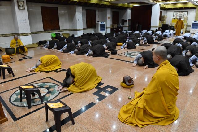 Hành giả sám pháp địa xúc trong khóa tu &quot;Xuất gia gieo duyên&quot; (lần 7) tại chùa Giác Ngộ