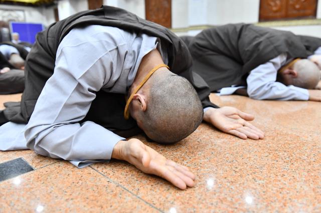 Hành giả sám pháp địa xúc trong khóa tu &quot;Xuất gia gieo duyên&quot; (lần 7) tại chùa Giác Ngộ