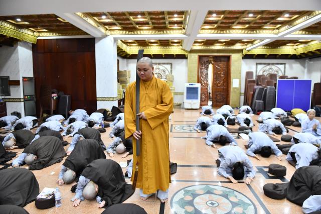 Hành giả sám pháp địa xúc trong khóa tu &quot;Xuất gia gieo duyên&quot; (lần 7) tại chùa Giác Ngộ