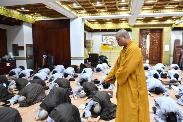 Hành giả sám pháp địa xúc trong khóa tu &quot;Xuất gia gieo duyên&quot; (lần 7) tại chùa Giác Ngộ