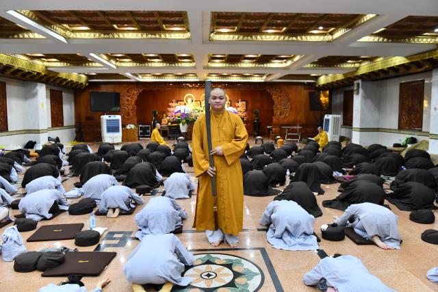 Hành giả sám pháp địa xúc trong khóa tu &quot;Xuất gia gieo duyên&quot; (lần 7) tại chùa Giác Ngộ
