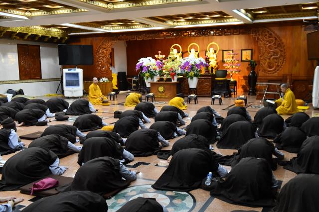 Hành giả sám pháp địa xúc trong khóa tu &quot;Xuất gia gieo duyên&quot; (lần 7) tại chùa Giác Ngộ
