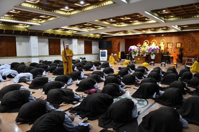 Hành giả sám pháp địa xúc trong khóa tu &quot;Xuất gia gieo duyên&quot; (lần 7) tại chùa Giác Ngộ