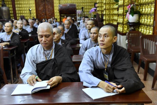 HT. Thích Tâm Trí chia sẻ pháp thoại trong khóa tu Xuất gia gieo duyên