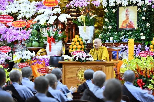 HT. Thích Tâm Trí chia sẻ pháp thoại trong khóa tu Xuất gia gieo duyên