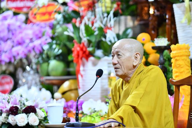 HT. Thích Tâm Trí chia sẻ pháp thoại trong khóa tu Xuất gia gieo duyên