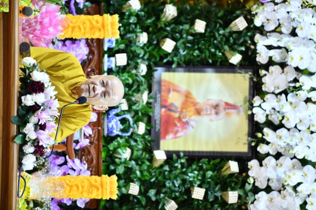 HT. Thích Tâm Trí chia sẻ pháp thoại trong khóa tu Xuất gia gieo duyên