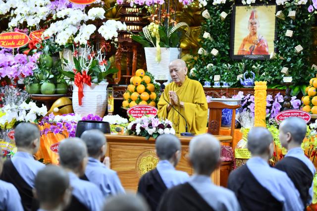 HT. Thích Tâm Trí chia sẻ pháp thoại trong khóa tu Xuất gia gieo duyên