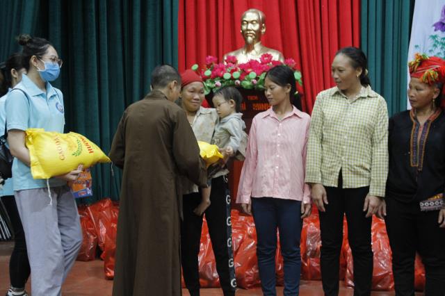 Lào Cai : CLB Thiện Nguyện Duyên Từ Tâm cùng CLB Thanh Thiếu Niên Phật Tử Chùa Sủi tổ chức chuyến đi thiện nguyện tại huyện Văn Bàn tỉnh Lào Cai